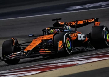 Oscar Piastri siguron “pole position” në Bahrein, ndjekin Mercedes dhe Ferrari
