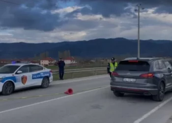 Aksident në Korçë! Makina përplas këmbësoren, largohet nga vendngjarja