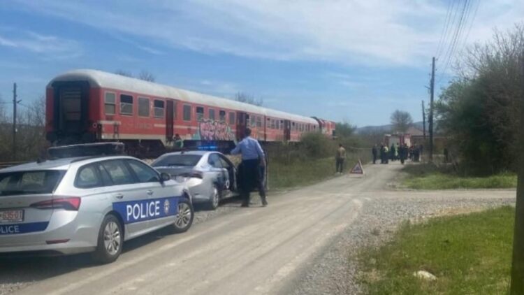 Aksident i rëndë në Kosovë! Makina përplaset me trenin, humb jetën një person, disa të lënduar