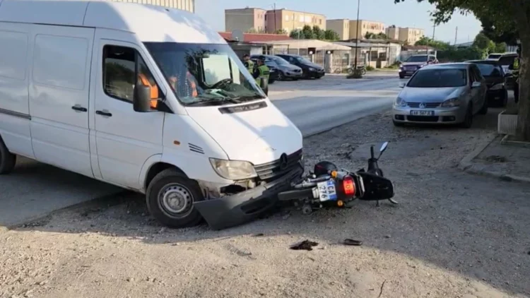 Furgoni përplaset me motorin në aksin Fier-Levan, plagoset drejtuesi i motomjetit