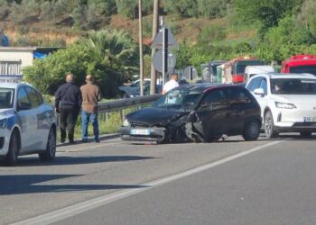 Aksident në aksin Elbasan–Peqin/ Automjeti përplaset me autobusin, disa persona përfundojnë në spital