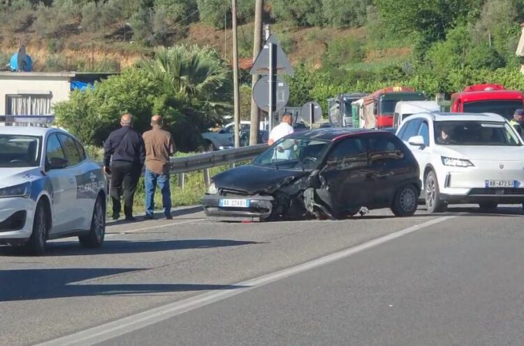 Aksident në aksin Elbasan–Peqin/ Automjeti përplaset me autobusin, disa persona përfundojnë në spital