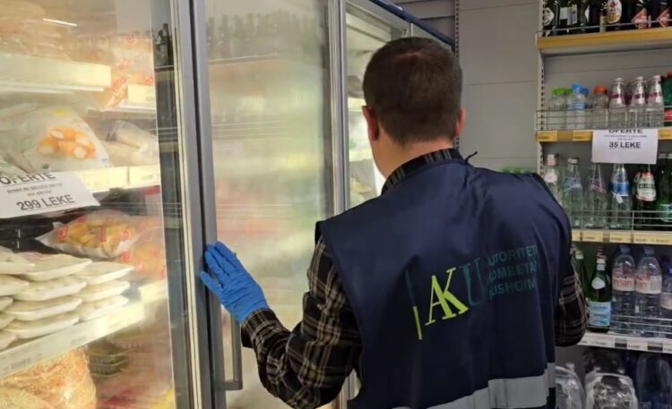 Skandali me mishin e pulës me salmonelë, AKU kontrolle në disa supermarkete në Vlorë