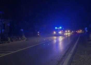 Aksident në Tiranë/ Po kalonte trafik-ndarësen, i moshuari përplaset nga një automjet dhe humb jetën