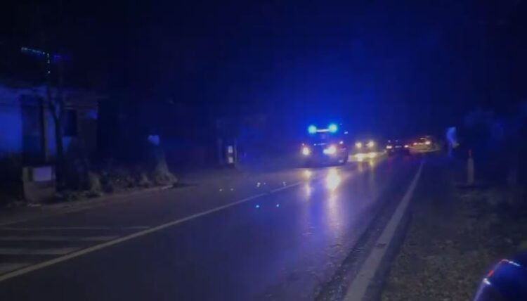 Aksident në Tiranë/ Po kalonte trafik-ndarësen, i moshuari përplaset nga një automjet dhe humb jetën
