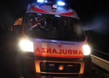 Tragjike/ 21-vjeçari sulmohet për vdekje me thikë pranë shtëpisë së tij