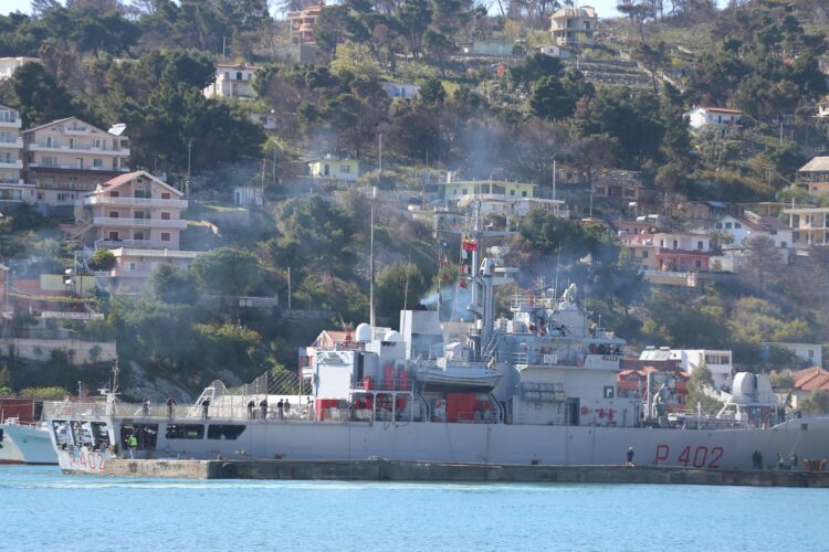 Mbërrin në portin e Shëngjinit anija me dhjetëra emigrantë të paligjshëm