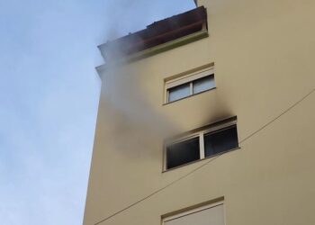 Përfshihet nga flakët apartamenti në Fier