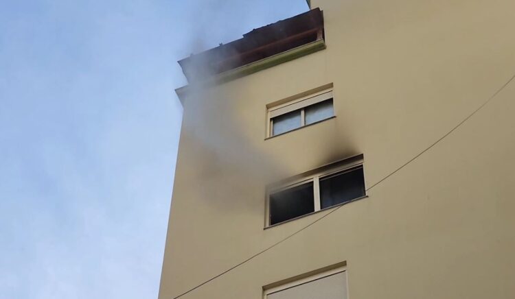 Përfshihet nga flakët apartamenti në Fier