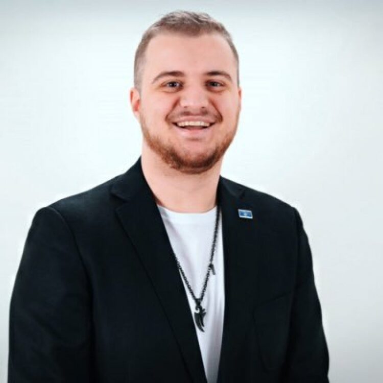 Skandali: Andi Haxhiu, djali i Batonit paguhet 6,000 euro në muaj nga fondi sekret i SHISH për…