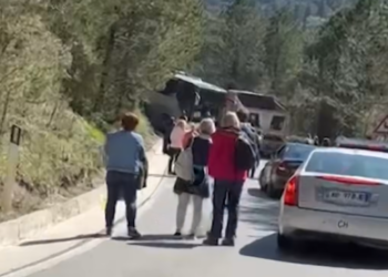 VIDEO/ Autobusi përplaset me kamionin në Llogara, shkaktohet trafik kilometrik