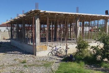 Banorët e fshatit i ndërtojnë shtëpinë nënës me tre fëmijë, Bashkia e Shkodrës ja bllokon!