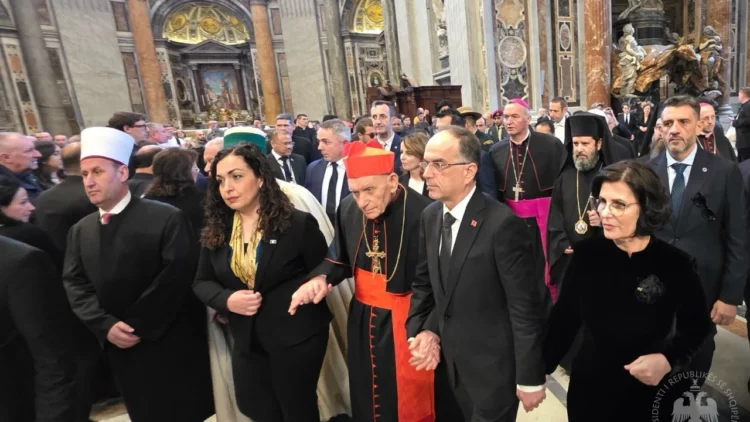 Begaj dhe Osmani nderojnë Papa Françeskun, të pranishëm edhe përfaqësuesit e komuniteteve fetare
