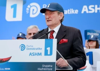 “Mburret bastardi për fotot nudo”, Berisha paralajmëron Ramën: Larg duart nga familjet shqiptare