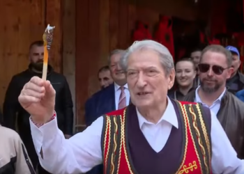 “E çmendi Edi Ramën”, Berishës i dhurojnë buf gjatë vizitës në Krujë