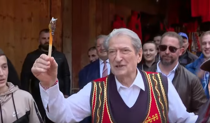 “E çmendi Edi Ramën”, Berishës i dhurojnë buf gjatë vizitës në Krujë