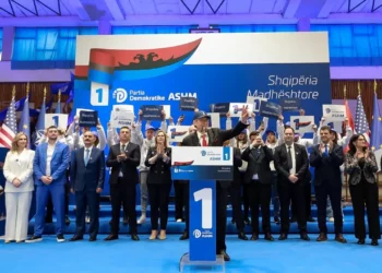 Berisha thirrje administratës: Shkoni në takimet e Ramës se ju heq nga puna, por mos e votoni më 11 Maj