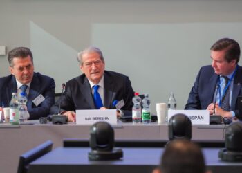 Si ia hodhi fushatën në erë Ramës me 3 fjali, kreu i grupit më të fuqishëm politik të Europës