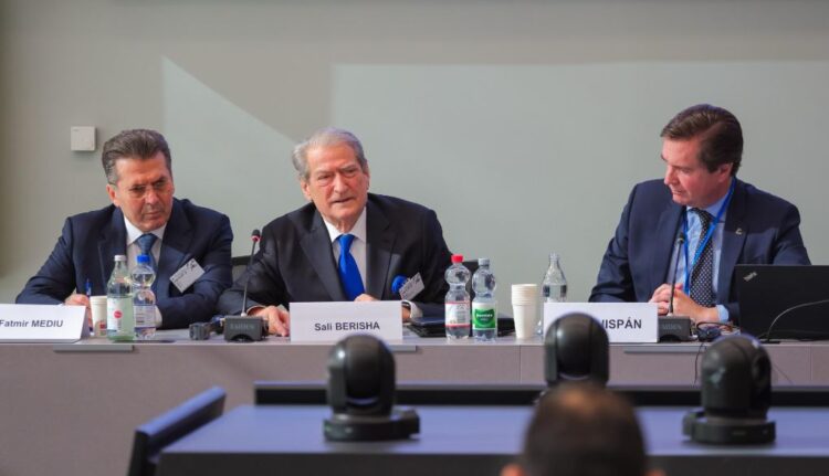 Si ia hodhi fushatën në erë Ramës me 3 fjali, kreu i grupit më të fuqishëm politik të Europës