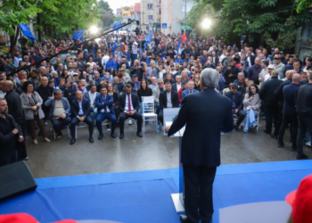 “Ministra dhe ministre të stolisur me flori dhe diamante”, Berisha: Janë të verbuar nga luksi