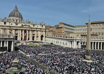 LIVE/ Ceremonia e lamtumirës së Papa Françeskut, mijëra besimtarë zbarkojnë në sheshin ‘Shën Pjetër’