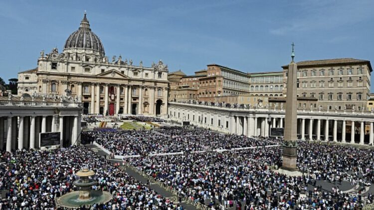 LIVE/ Ceremonia e lamtumirës së Papa Françeskut, mijëra besimtarë zbarkojnë në sheshin ‘Shën Pjetër’