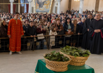 E diela e Dafinave/ Kryepeshkopi Joani mban predikim në katedralen “Ngjallja e Krishtit”