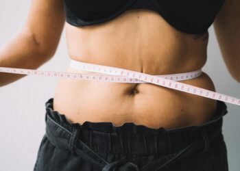 Trendi i ri që promovon dobësimin ekstrem numëron mbi 500 mijë postime në TikTok!