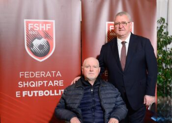“Legjendë e Futbollit”, presidenti Duka i dorëzon titullin ish-futbollistit të njohur Artur Lekbello