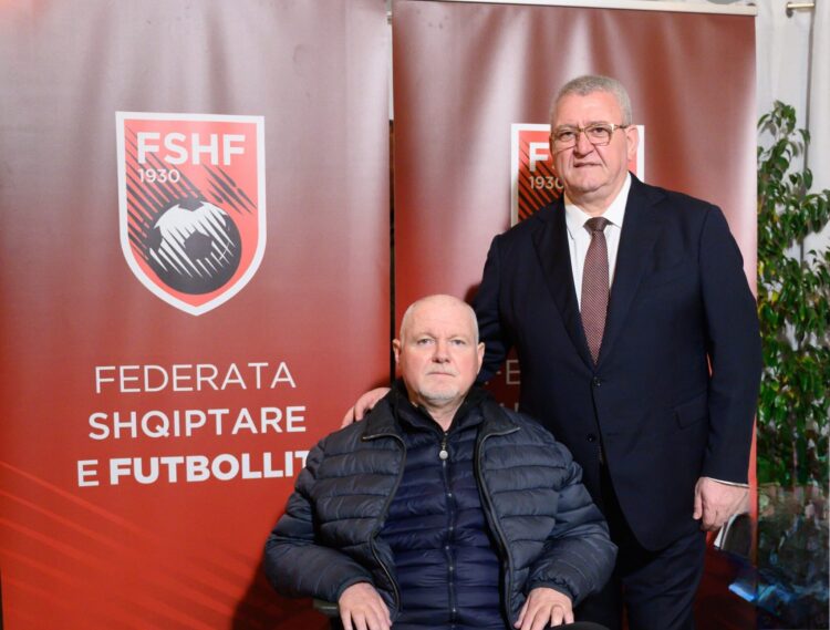 “Legjendë e Futbollit”, presidenti Duka i dorëzon titullin ish-futbollistit të njohur Artur Lekbello