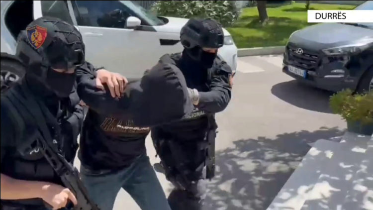 Kërcënonte klientët me publikimin e fotove intime, arrestohet prostituta 49-vjeçare dhe miku i saj në Durrës