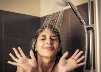 Studimi: Një dush i ngrohtë para gjumit përmirëson humorin dhe ul nivelin e stresit!
