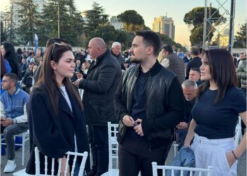 Meta në qeli, fëmijët e tij marrin pjesë në mitingun e hapjes së fushatës së opozitës