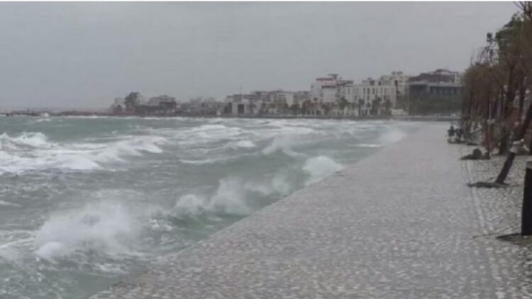 Moti i keq në vend/ Pezullohet lundrimi i mjeteve të vogla dhe anijeve të peshkimit në Vlorë