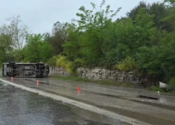 Përmbyset  furgoni i pasagjerëve në aksin Fier-Levan, shoferi përfundon në spital