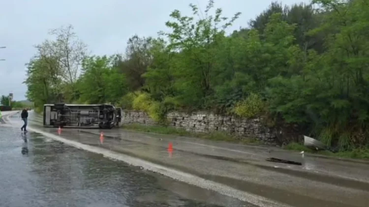 Përmbyset  furgoni i pasagjerëve në aksin Fier-Levan, shoferi përfundon në spital