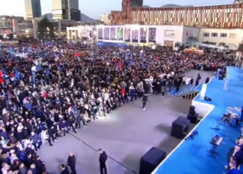 Nis fushata zgjedhore e PD-së, Berisha dhe demokratët mblidhen në sheshin “Nënë Tereza” (Live)