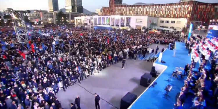 Nis fushata zgjedhore e PD-së, Berisha dhe demokratët mblidhen në sheshin “Nënë Tereza” (Live)