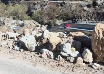 Alarm në veri/ Gurët bien nga mali, rruga për Theth bëhet e pakalueshme