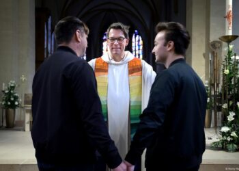 Homoseksualët mund të bekohen në kishë, katolikët konservatorë dalin kundër: Tejkalim i kufirit