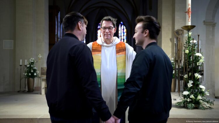 Homoseksualët mund të bekohen në kishë, katolikët konservatorë dalin kundër: Tejkalim i kufirit