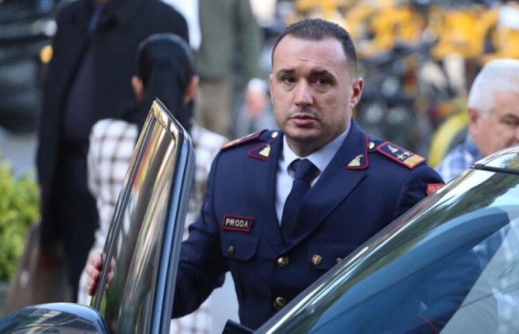 Ilir Proda ‘shkrin’ një komisariat të tërë në Tiranë pasi i arrestuan mikun