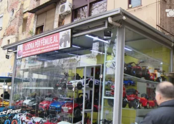 “E legalizojmë ne”, inspektorët e IMT i kërkojnë 4 mln lekë ryshfet pronarit të dyqanit