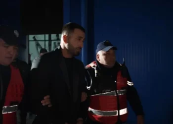 Me pranga në duar, momenti i shoqërimit te Jozit nga policia pasi goditi Gjestin