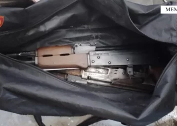 20-vjeçari fsheh në banesën e të moshuarës 2 kallashë për llogari të një grupi kriminal