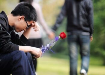 Meshkujt kinezë “mbeten në derë”, nis tregtia e nuseve