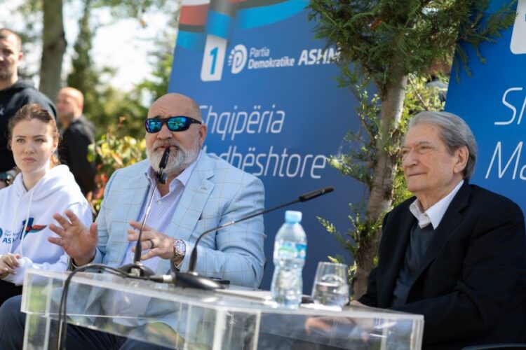 La Civita mesazh të rinjve: Nëse doni të ndryshoni të ardhmen, duhet të ngriheni