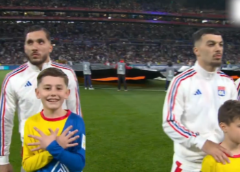 Fantastike në Francë! Supersfida mes Lyon dhe Manchester United nis me simbole shqiptare