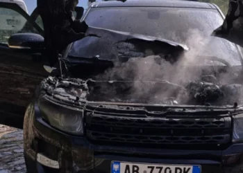 Përfshihet nga flakët “Range Rover”-i në Gjirokastër, ja në pronësi të kujt ishte