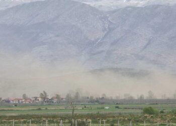Fenomen i pazakontë, stuhi rëre pushtojnë fushën e Maliqit (Video)
